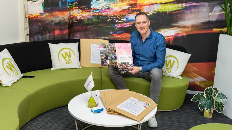 Maarten Weemen met de eerste placemats (foto: Patrick Bongartz Fotografie)