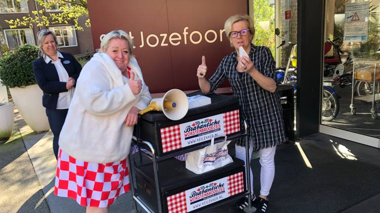 Betty brengt worstenbroodjes naar verzorgingstehuis