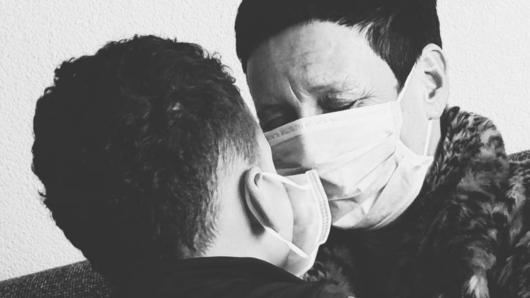 Oma breekt nadat ze deze knuffel van haar kleinkind krijgt (foto: Denise)