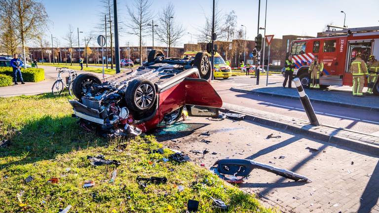 De totaal vernielde auto na het ongeluk (foto: SQ Vision/Sem van Rijssel).