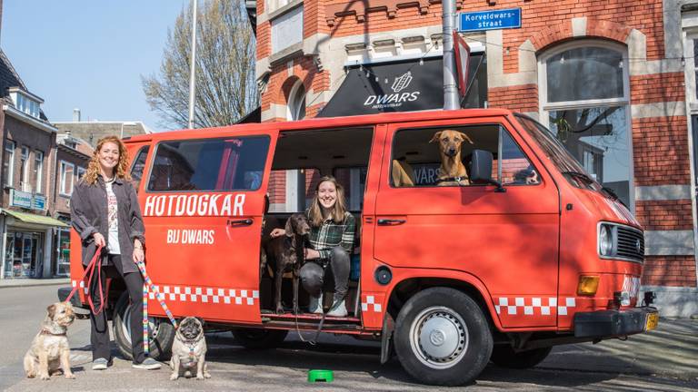 Ruby en Dieuwertje met hun hondenuitlaatservice (foto: Malou Franken).