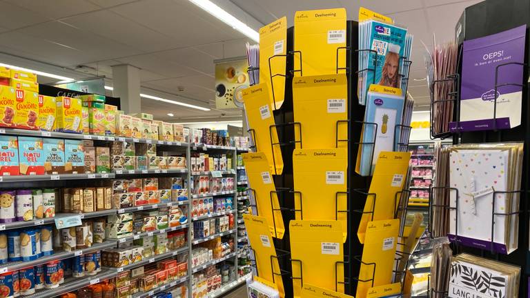 Het lege kaartenrek in de supermarkt (foto: Birgit Verhoeven)