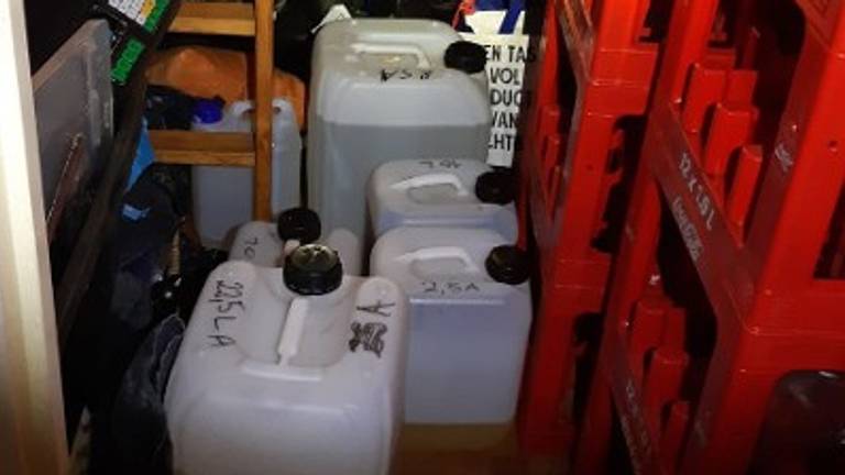 Ruim honderd liter amfetamine-olie gevonden in een vakantiewoning in Overloon. (foto: politie)