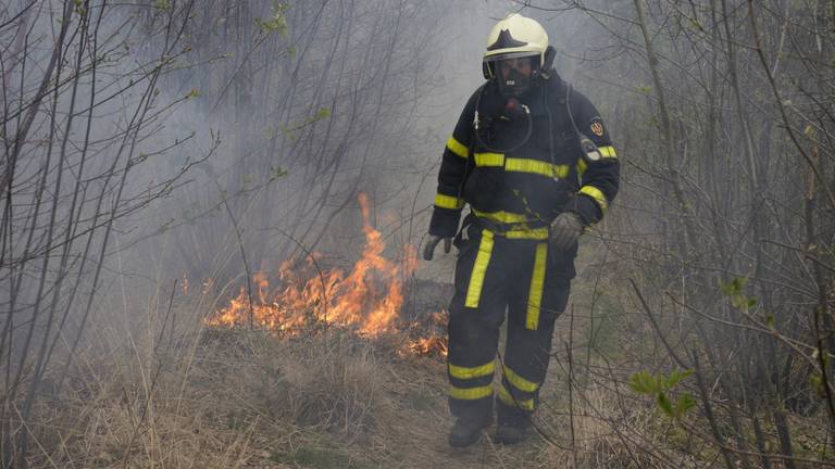 De jongen wachtte de brandweer op. (Marcel van Dorst/SQ Vision Mediaprodukties)