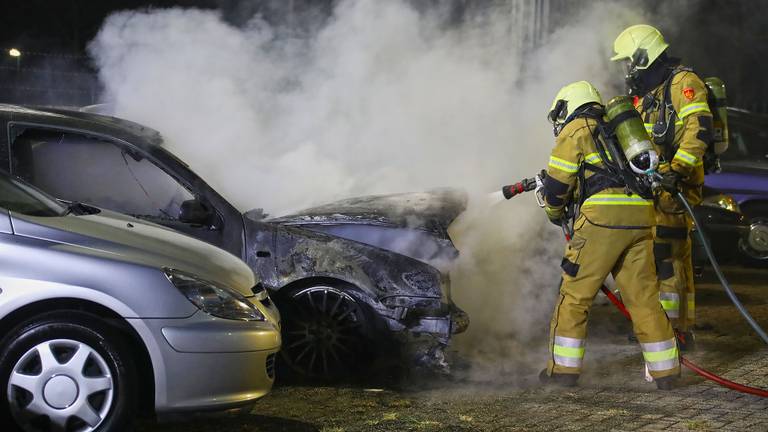 De brandweer kon niet voorkomen dat twee auto's verloren gingen (foto: Gabor Heeres/SQ Vision).