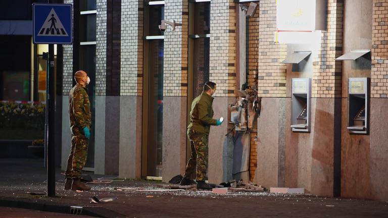 Grote schade na een plofkraak in Uden (foto: Gabor Heeres/SQ Vision).