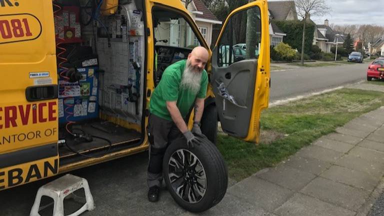 Frank volgde zijn hart en zit dagelijks aan minstens zoveel auto's als een monteur. (Foto: Femke de Jong