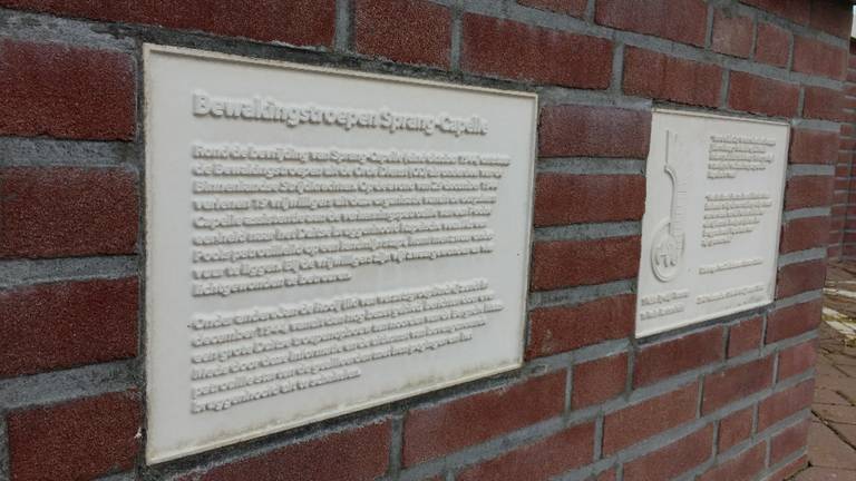 Teksten op oorlogsmonument Kapelsche Veer zijn onleesbaar.