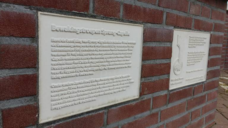 'Het is toch gênant', teksten op plaquettes oorlogsmonument Kapelsche Veer zijn onleesbaar 