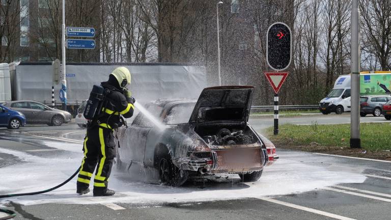 Klassieke Porsche uit 1972 brandt uit in Tilburg (foto: Jeroen Stuve/SQ Vision Mediaprodukties).