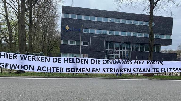 Dit spandoek werd getoond bij het bureau aan de Ringbaan Zuid in Tilburg (foto: KS79 / Facebook).