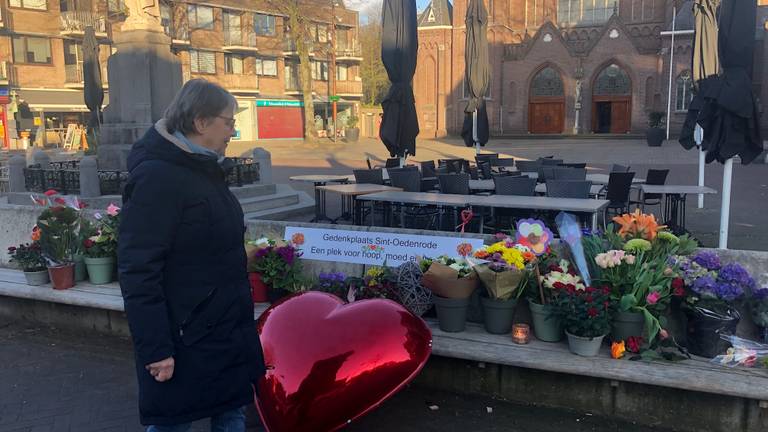 Bloemen bij de kerk. (Foto: Tonnie Vossen)