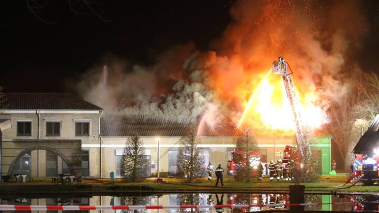 Metershoge vlammen slaan uit het dak (foto: Bart Meesters/ SQ Vision).