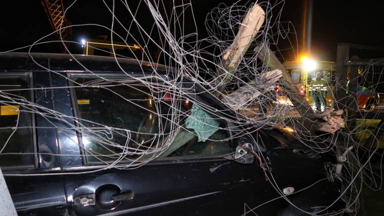 De auto ramde een hekwerk en een paal schoot door de autoruit (foto: Jeroen Stuve/SQ Vision).