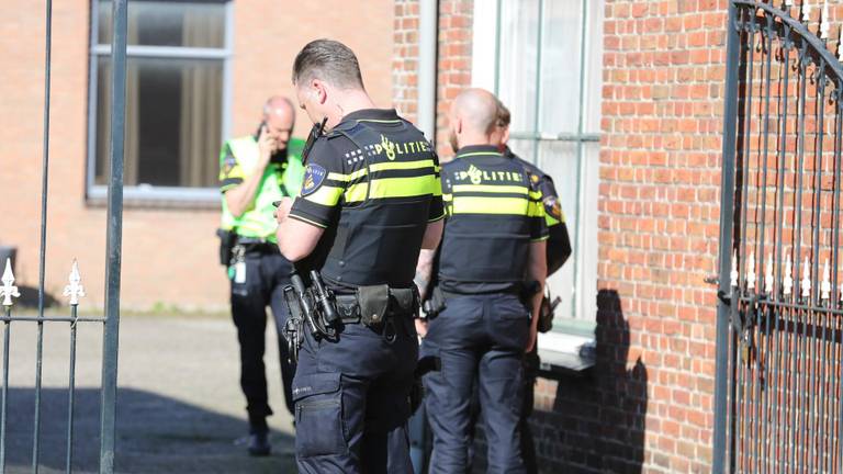 De politie doet onderzoek rond de Dorpsstraat in Oud Gastel (foto: Christian Traets).