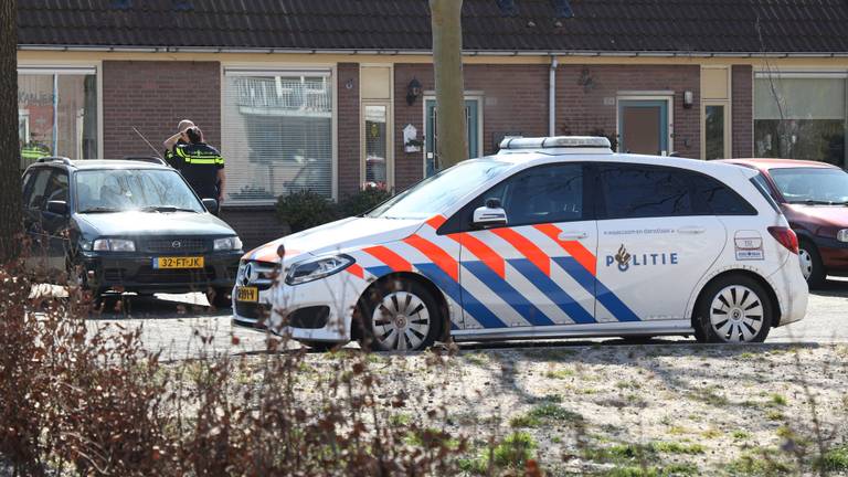 De politie doet onderzoek bij het huis (foto: Marco van den Broek/SQ Vision).