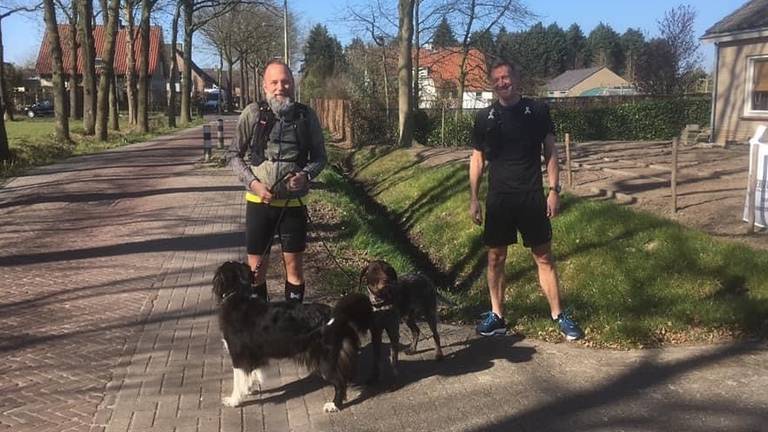 Daniël Elst (links) liep samen met zijn hond en Joost van Caam.
