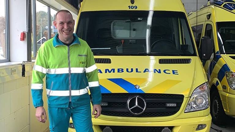 Docent Omar vervoert coronapatiënten na schooltijd. (foto: Omroep Brabant)