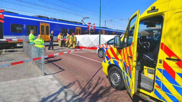 De aanrijding op het spoor in Heeze gebeurde rond het middaguur (foto: Rico Vogel;s/SQ Vision). 