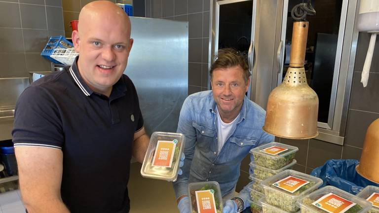 Michael van Gerwen en Marc Lammers helpen een handje in keuken van Sterrenrestaurant (foto: Jan Peels)