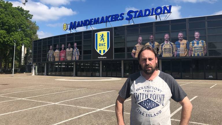 RKC supporter Adrie Buijs bij het  stadion in Waalwijk