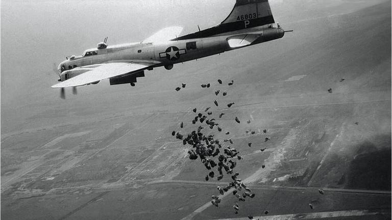 Amerikaanse bommenwerper werpt voedsel af boven bezet gebied (foto: archief)