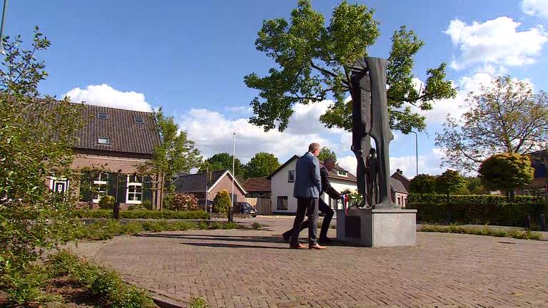 De krans wordt gelegd bij het oorlogsmonument in Sint-Anthonis.