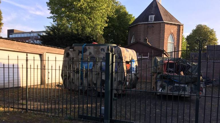 De kraker parkeerde volgens Marco zijn caravan bij de garage.