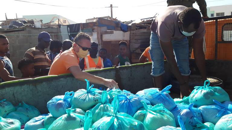 Lars de Bie deelt voedselpakketten uit aan de bewoners van Boa Vista (Foto: via Lars de Bie)