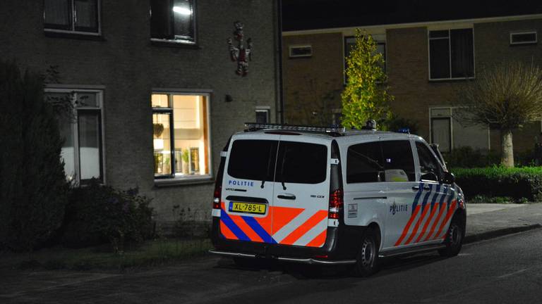 Politie in de straat in Roosendaal waar zou zijn geschoten (foto: Perry Roovers/SQ Vision Mediaprodukties).