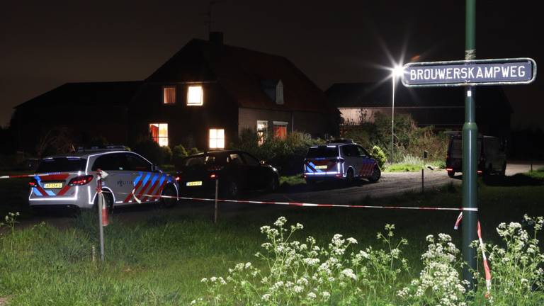 De politie deed onderzoek bij het huis in Sint-oedenrode (foto: Sander van Gils/SQ Vision).