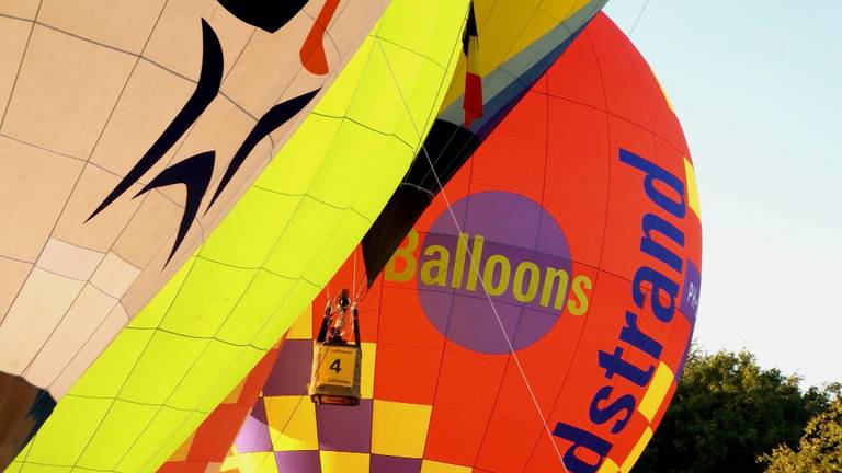 Ad Haarhuis in Breda gaat van heteluchtballonnen schorten voor in de zorg maken.