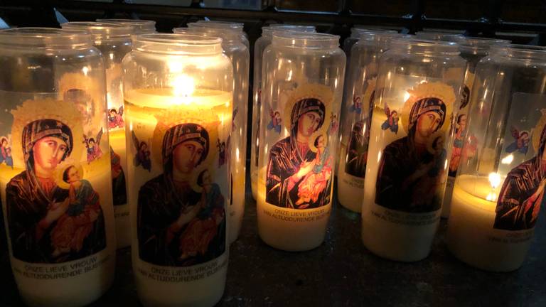 Kaarsjes in een kerk in Uden (Foto: archief).