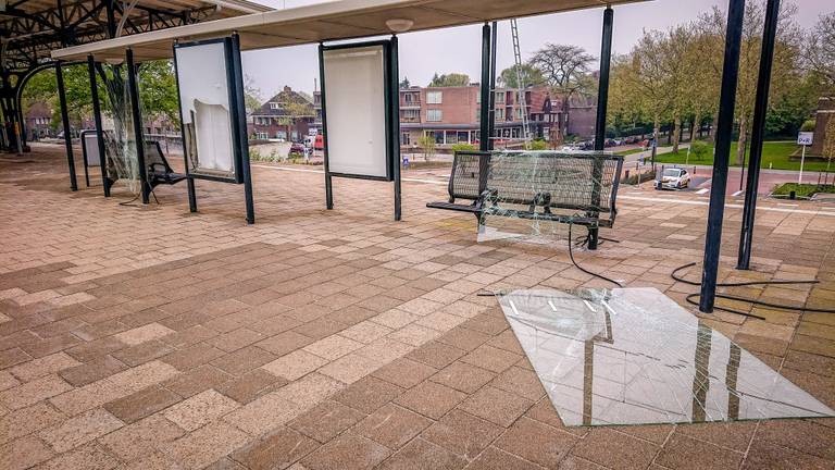 Bij het station in Geldrop werden meerdere ruiten vernield (foto: John van Lierop/Twitter).