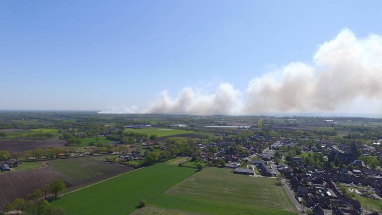 Op deze luchtfoto vanuit Deurne is de rookpluim goed te zien.