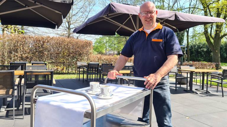 Peter Paul op zijn terras van de Strabrechtse Hoeve met zijn karretje. (Foto: Noël van Hooft)