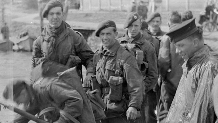 Britse commando's in de Biesbosch, april 1945 (foto: IWM)