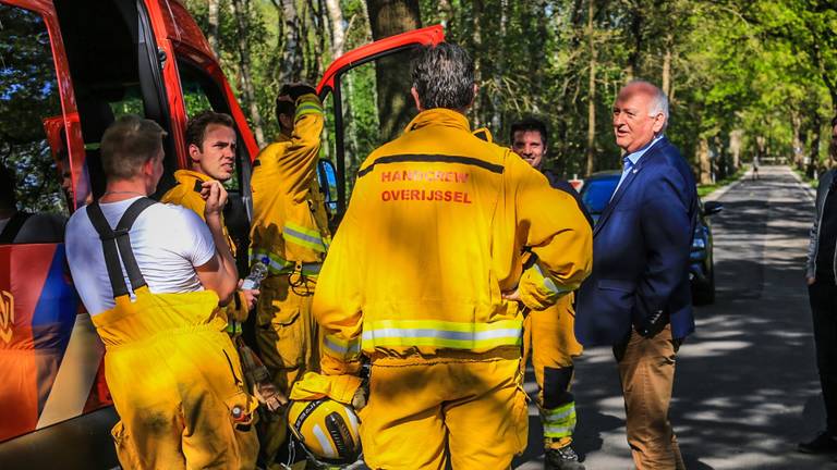 Burgemeester Mak bezoekt de brandweerlieden die de brand in de Deurnese Peel bestrijden (foto: Harrie Grijseels/SQ Vision Mediaprodukties)