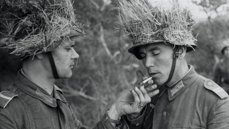 Wolga-Tataren ergens aan het front in Europa in WO2 (foto: Bundesarchiv).