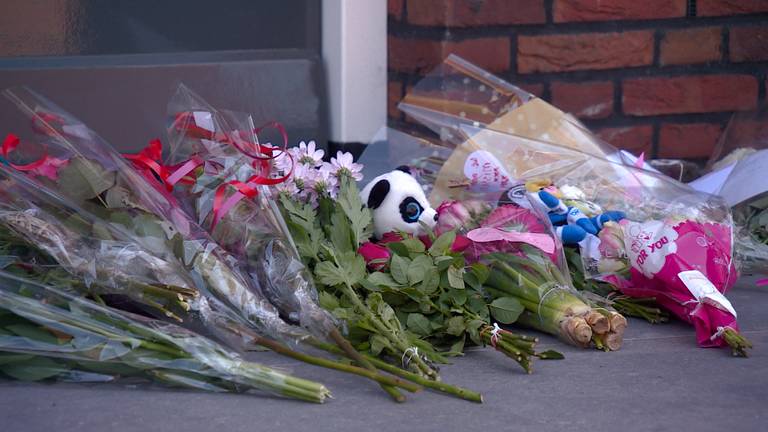 De bloemenzee voor het huis is maandag flink gegroeid. (foto: Omroep Brabant)