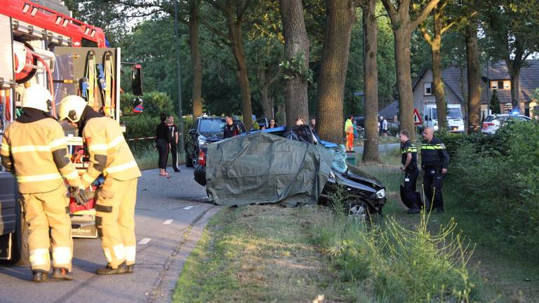 De auto reed tegen een boom. (Foto: Marco van den Broek / SQ Vision)