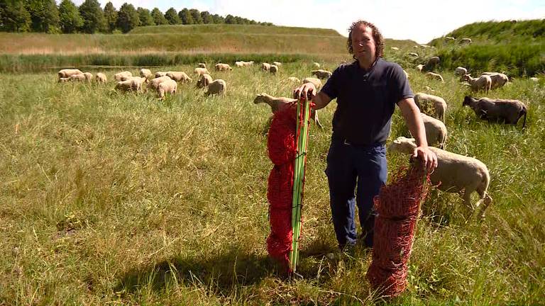 Boer Bart met links de nieuwe netten en rechts de oude. (foto: Omroep Brabant)