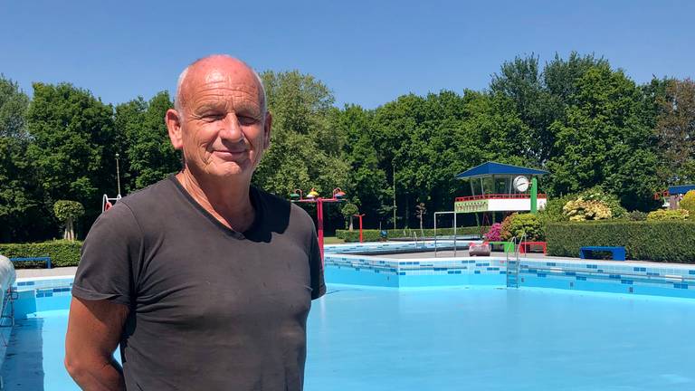 Voorzitter Remy Bolmer maakte in dertig jaar nooit eerder mee dat het zwembad dicht blijft (foto: Erik Peeters)