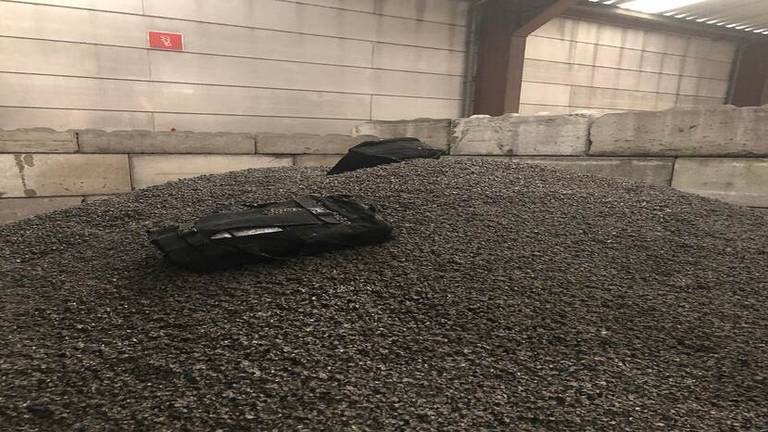 De gevulde sporttassen werden bij het lossen van de lading ontdekt. (Foto: Douane Rotterdam)