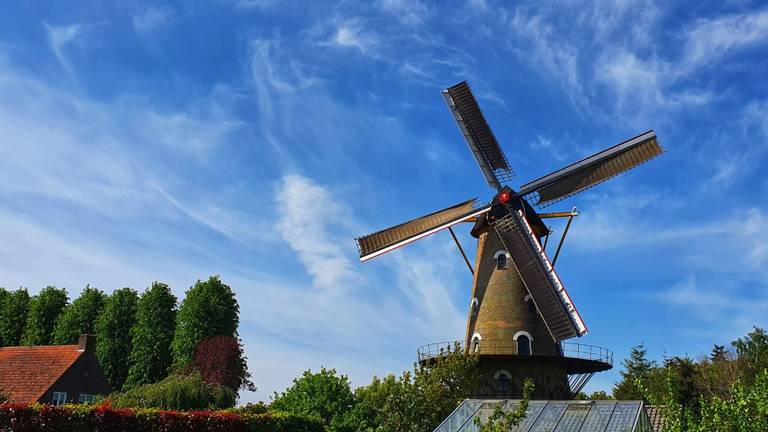 De Kerkhovense molen in oisterwijk mixt de wolken door elkaar. Foto: Henk Biesheuvel.