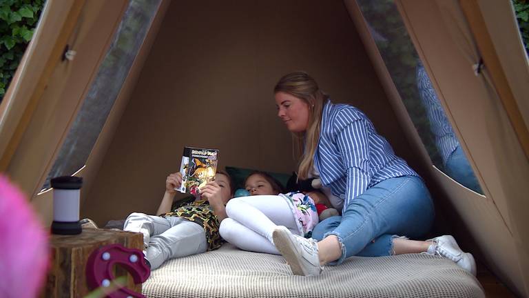 Maria geniet van het tentje in de tuin. (foto: Raymond Merkx)