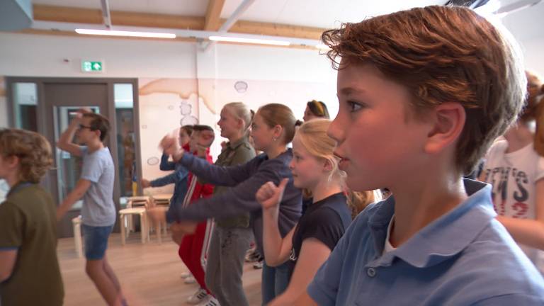 Bij basisschool De Borne in Tilburg wordt van de musical een film gemaakt (foto: Omroep Brabant).