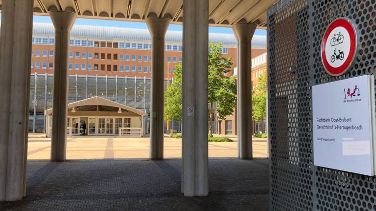 Paleis van justitie in Den Bosch, met corona-tent voor de ingang (foto: Willem-Jan Joachems) 