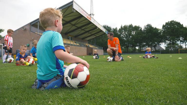 De 4-jarigen krijgen weer training bij vv Boekel Sport (foto: Dennis Stafleu)