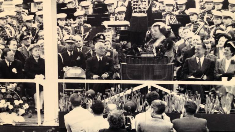 Koningin Juliana met president Truman op het podium (Foto: Museum Klok en Peel)